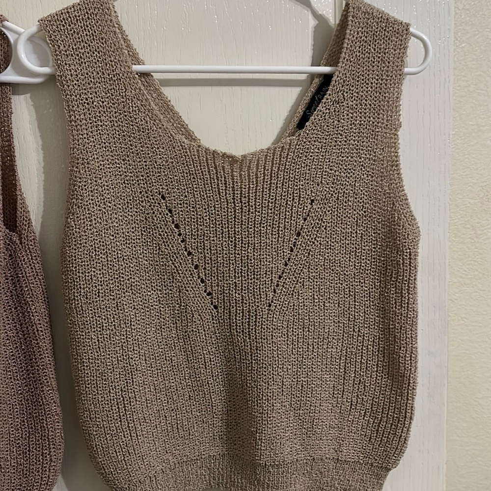 Pink and beige color-buttons at the back and can wear with anything